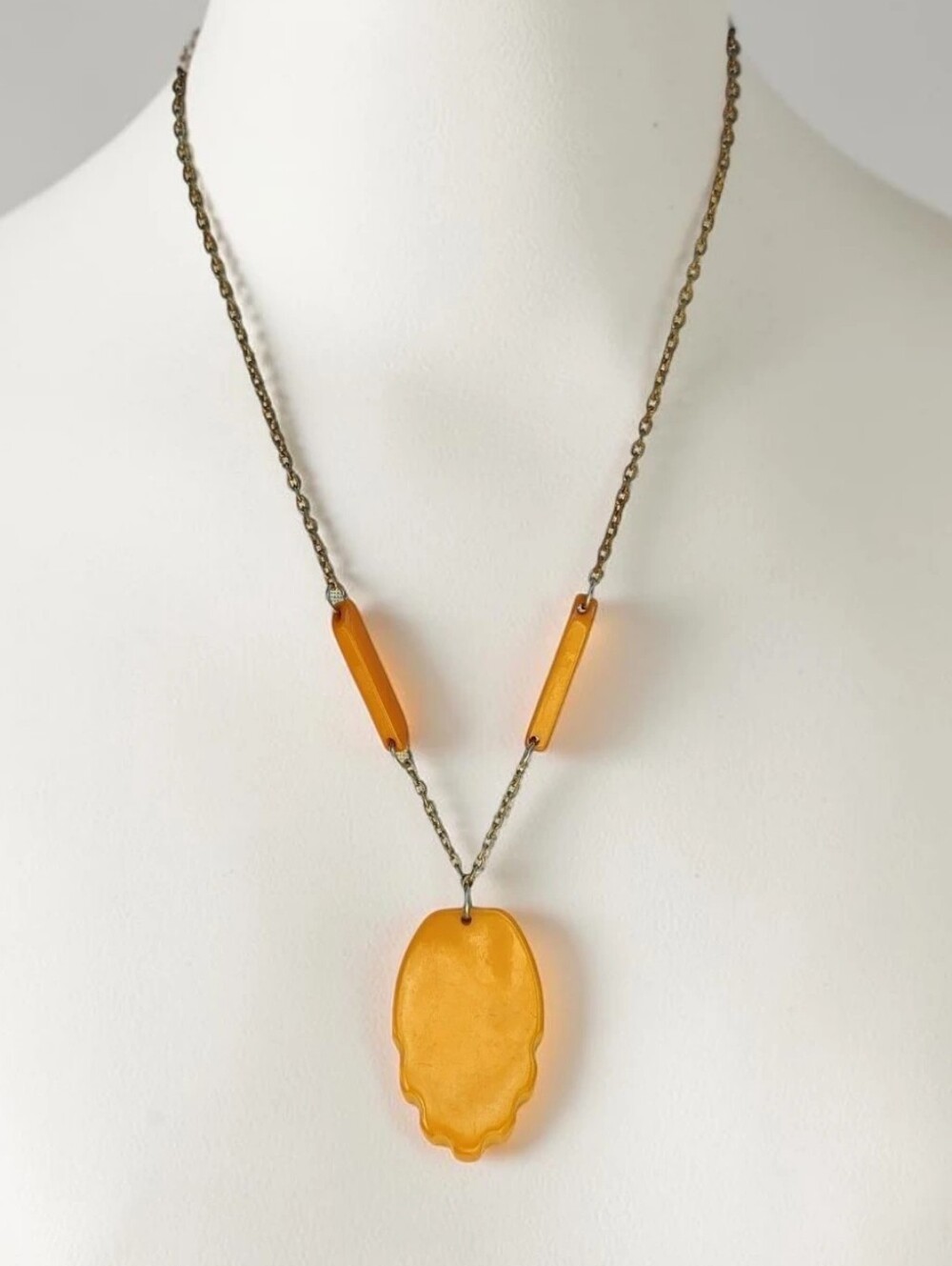 Vintage Art Deco Butterscotch Bakelite Necklace - Picture 2 of 6